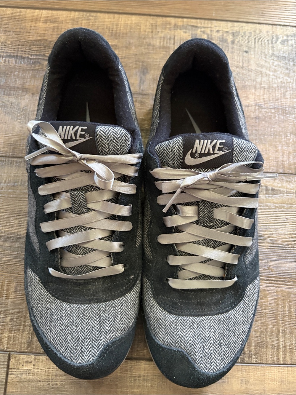Nike Women’s Gray Herringbone Suede Accent Sneakers Size 10 - Picture 7 of 8